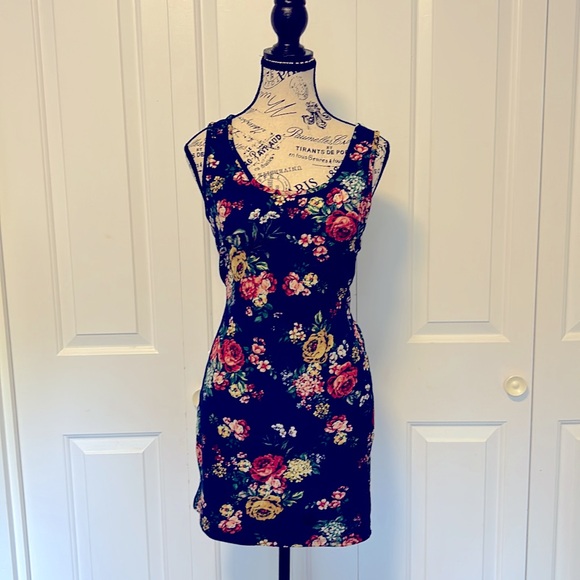 Flattering Casual Floral Mini Dress - Picture 3 of 4